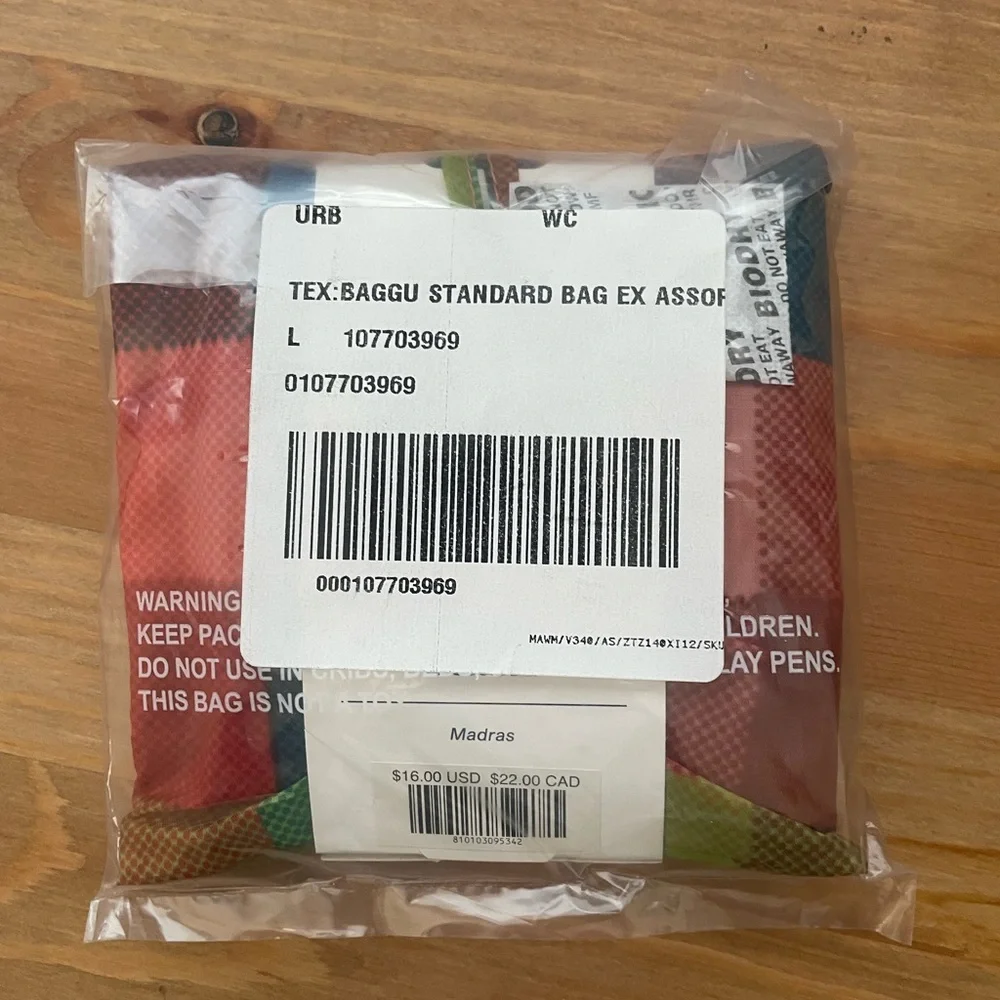 Standard BAGGU Madras Patterned Reusable Tote Bag - Picture 2 of 2